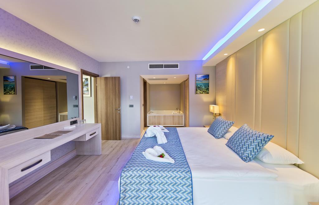 Deluxe Suite with Spa Bath
